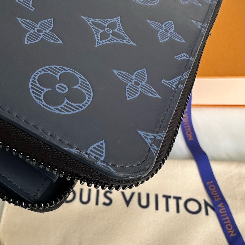 Auth Zippy Wallet Micro Chip - Picture 16 of 17